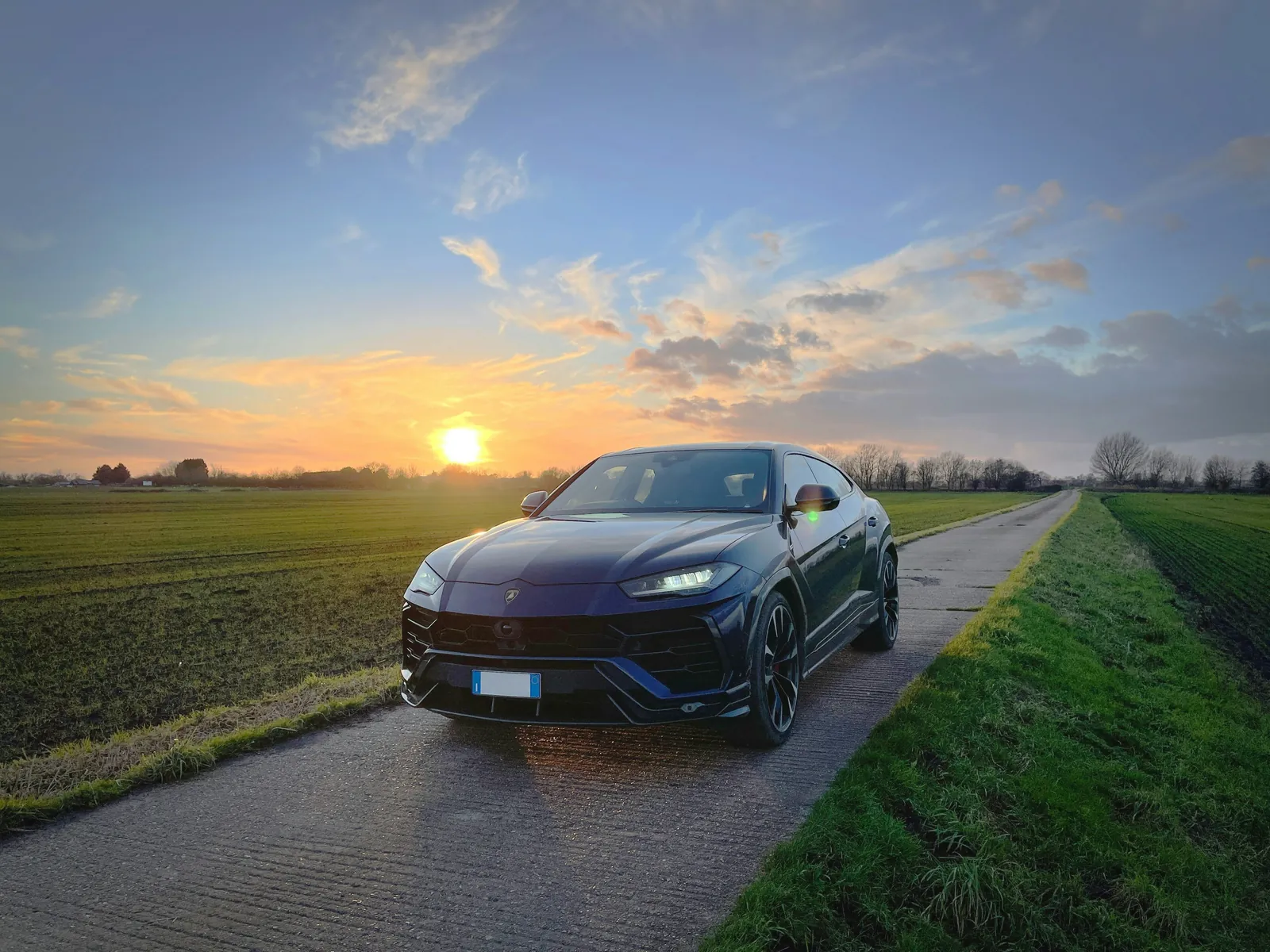 Lamborghini Urus S, przód z boku