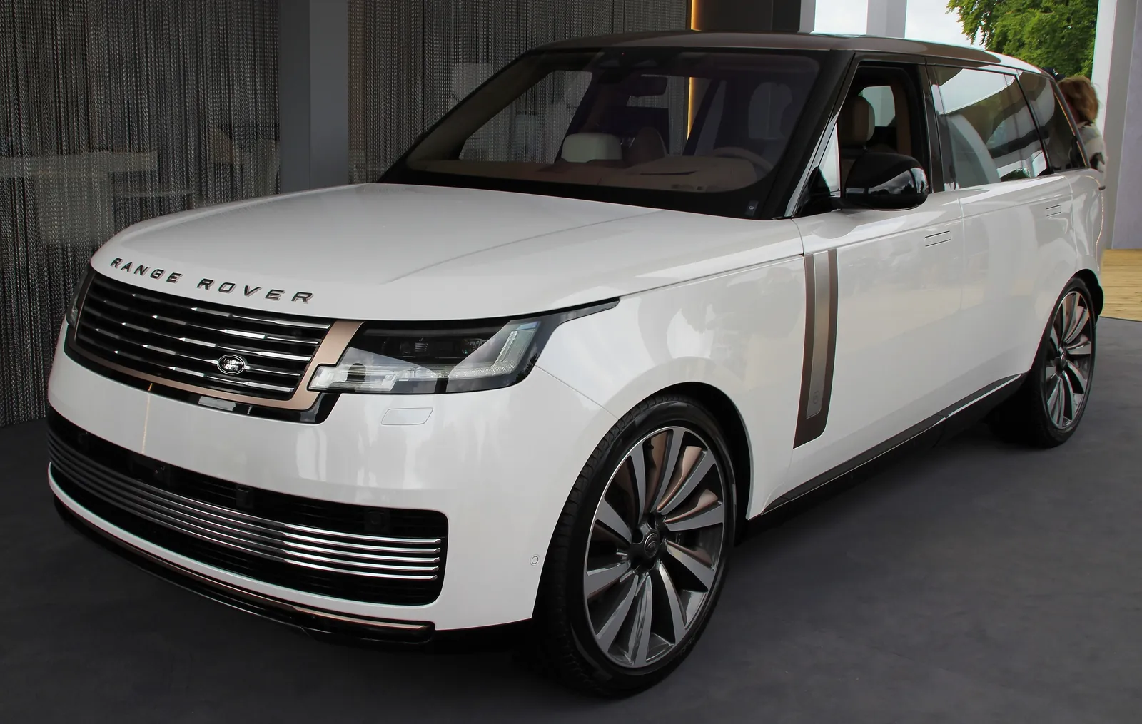 Range Rover SV P530, przód z boku