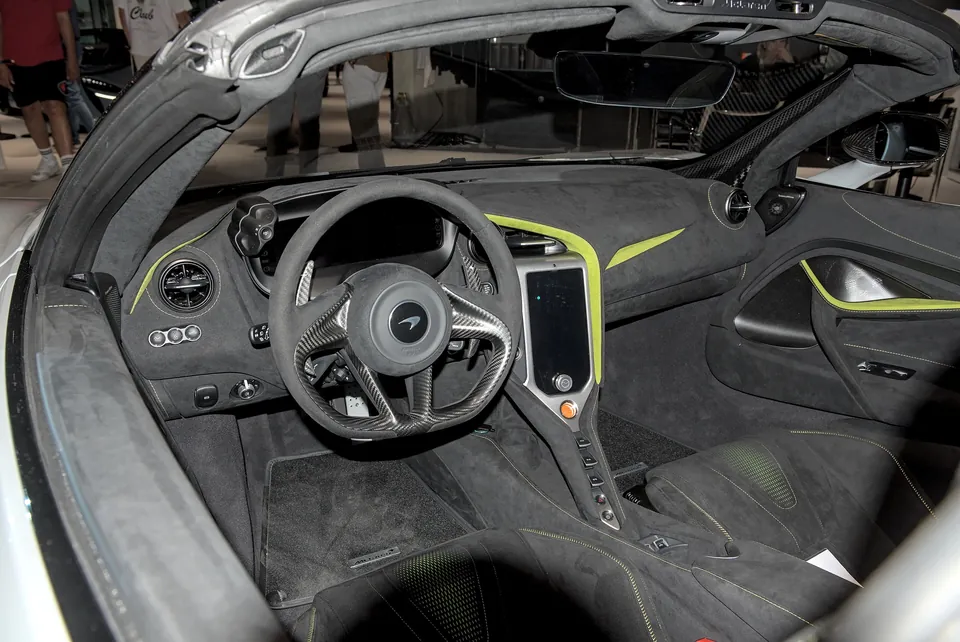 McLaren 750S, wnętrze