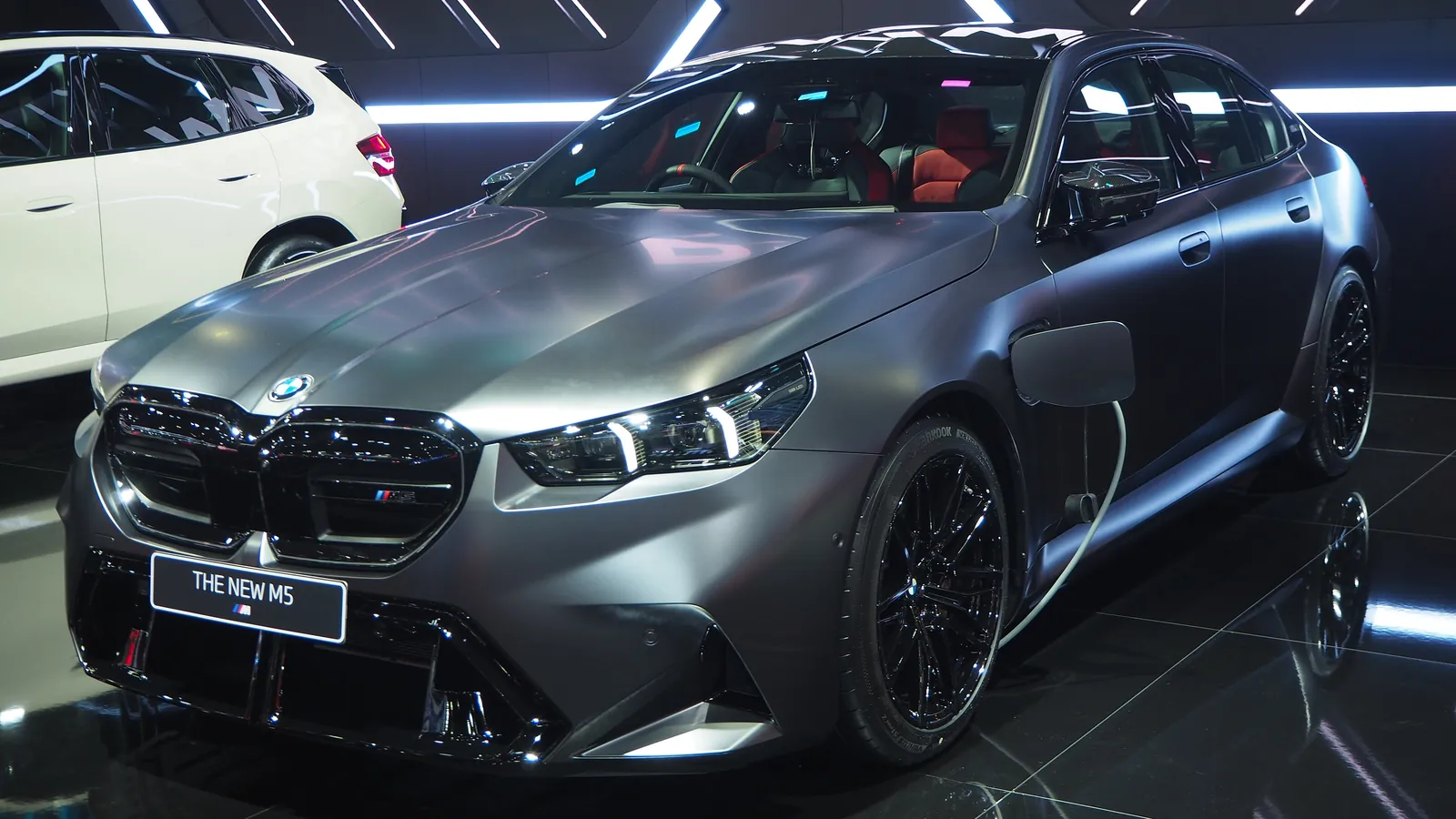 BMW M5, przód z boku
