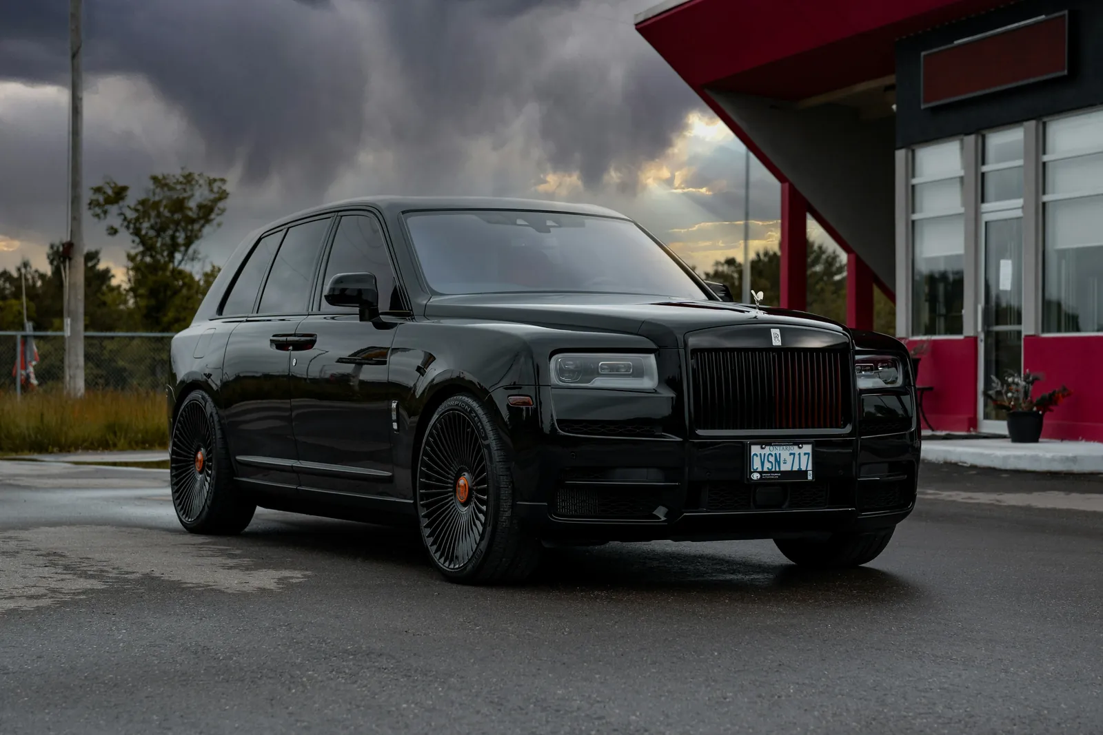 Rolls-Royce Cullinan, przód z boku