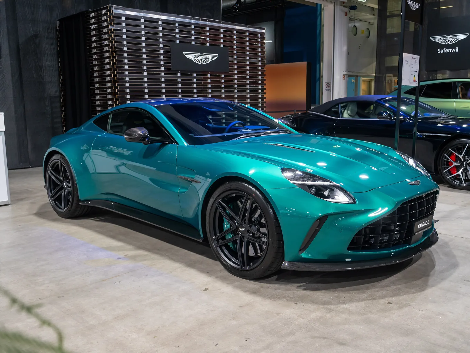 Aston Martin Vantage, przód z boku